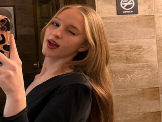 naughty cam girl masturbating with dildo IleanaNiese