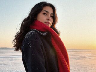 naughty cam girl fingering pussy MarieLima