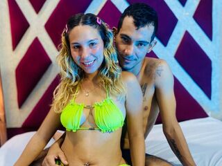 camcouple masturbating with vibrator JennyAndJuan