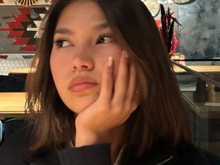 camslut showing tits CelsaCoty