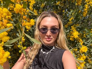 beautiful camgirl DelaineClowerd