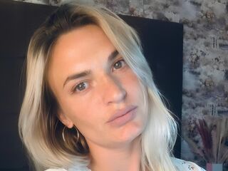 masturbating webcamgirl EllieMaryn