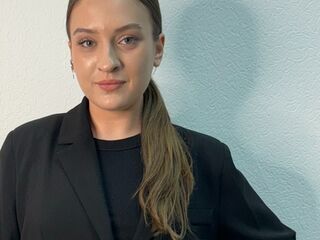 camgirl masturbating with dildo LyndaEstle