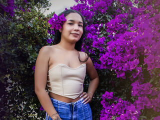 naked camgirl masturbating with vibrator MailyCambell